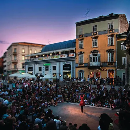 아파트 1 Bedroom Awesome In 풀라